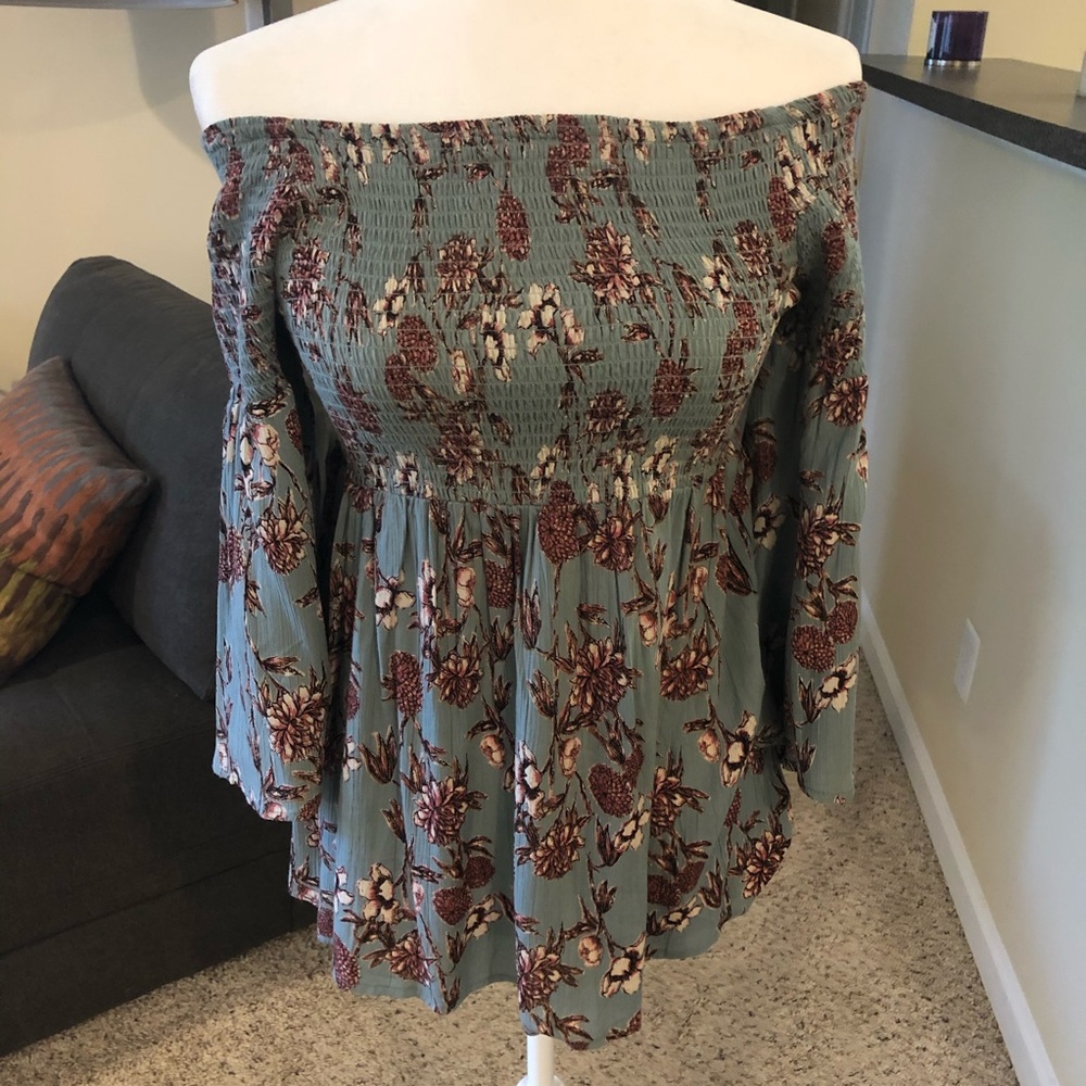 Off shoulder floral print top. Size M.